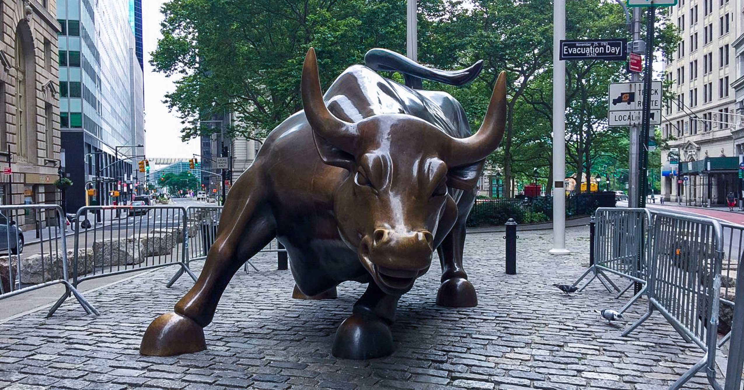 bull statue in new york city